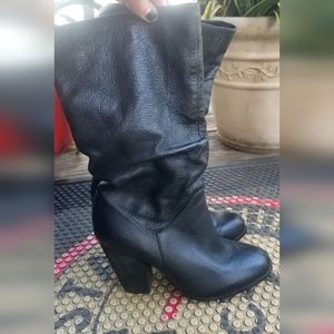 Leather heeled slouching boot